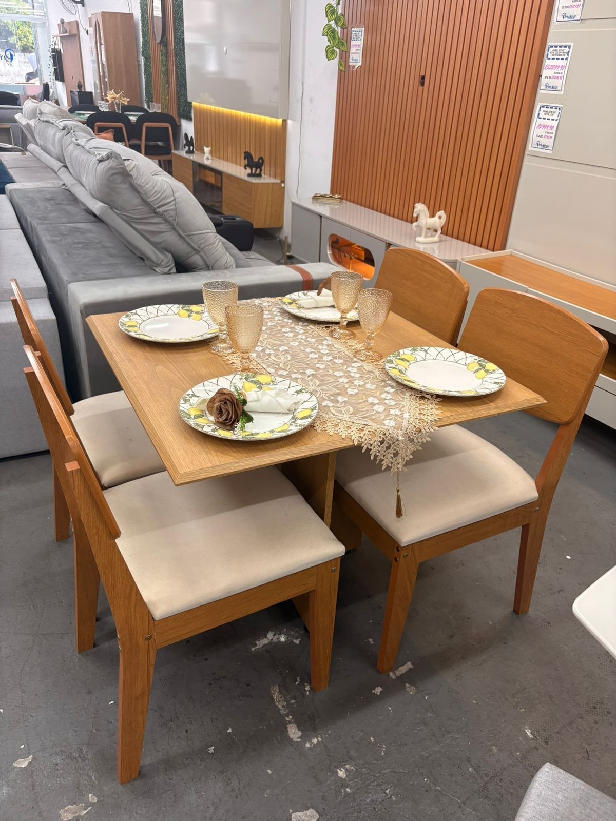 Mesa Pérola 120 Imbuia Mel (Tampo Viena s/vidro) com 4 Cadeiras Havana Veludo Creme – CARVALHO DECOR + RUFATO - Imagem 3